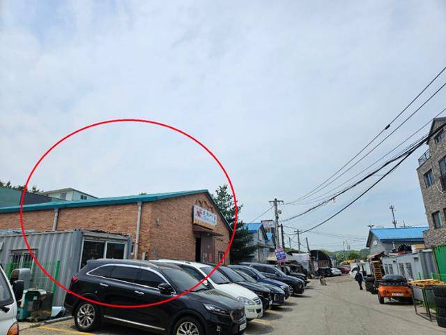 3기 신도시로 개발될 경기 광명시 학온동 내 한 제조공장(원 안). 2021년 공공택지지구로 지정된 뒤 공장 증축이 안 돼 사업상 어려움을 겪고 있다. 이종구 기자