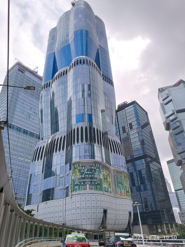 홍콩의 4대 부동산 기업인 헨더슨 부동산 개발이 관리하는 36층짜리 신축빌딩 '더 헨더슨'의 모습. 이색적 외관으로 센트럴 지역의 새 랜드마크가 될 것으로 기대를 모았다. 사진은 2023년 촬영. 위키피디아