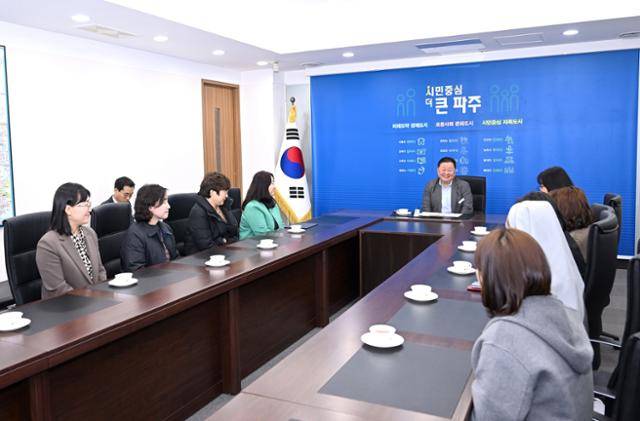 전국 성매매피해자 지원을 위한 현장상담센터협의회가 파주시에 '파주시 성매매집결지 폐쇄 촉구 성명'을 전달했다. 파주시 제공