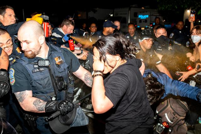 미국 경찰관들이 8일 수도 워싱턴의 조지워싱턴대 캠퍼스에서 대학생들의 반전 시위를 해산시키며 시위대를 체포하고 있다. 워싱턴=AP 연합뉴스