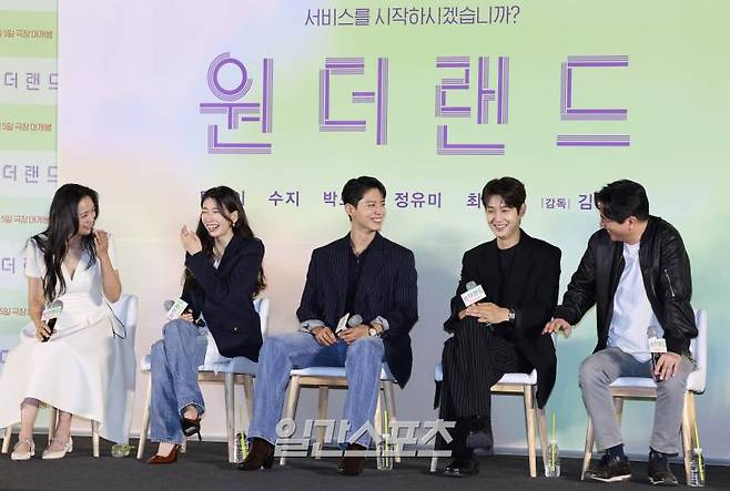 배우 탕웨이, 수지, 박보검, 최우식, 김태용 감독이 9일 오전 서울 용산구 용산CGV아이파크몰에서 열린 영화 '원더랜드' 제작보고회에 참석해 MC와의 토크를 하고 있다. '원더랜드'는 죽은 사람을 인공지능으로 복원하는 영상통화 서비스 원더랜드를 통해 사랑하는 사람과 다시 만나는 이야기를 그리는 작품이다. 오는 6월 5일 개봉. 서병수 기자 qudtn@edaily.co.kr /2024.05.09/