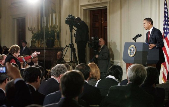 전설적인 백악관 출입기자였던 헬렌 토머스 기자(왼쪽)가 지난 2009년 2월 백악관 기자회견에서 버락 오바마 대통령에게 질문을 퍼붓고 있다. AP=연합뉴스