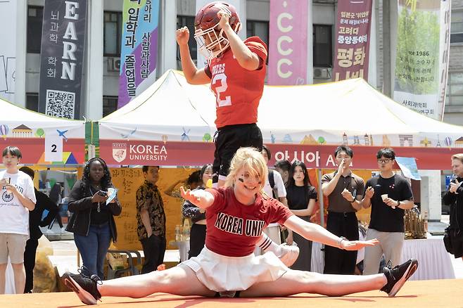 미국팀 학생이 치어리딩 동작을 선보이고 있다. 전민규 기자