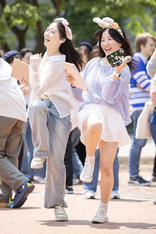 이 행사의 사회를 본 이현희, 임재안 학생이 밝게 웃으며 공연 동작을 따라하고 있다. 전민규 기자