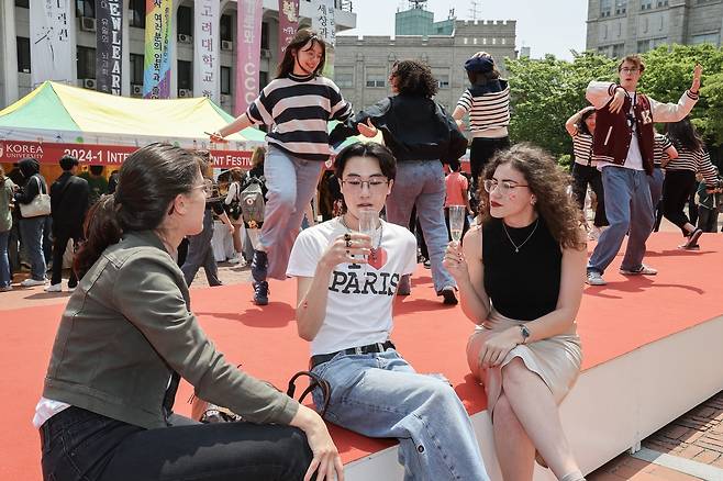 프랑스팀은 자유로운 문화를 보여주기 위해 무대에서 술을 나눠 마시는 모습을 연출하기도 했다. 전민규 기자