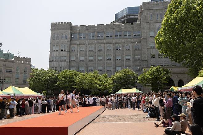 한국팀 학생들이 공연을 시작하자 많은 학생들이 자리를 잡고 지켜보고 있다. 전민규 기자