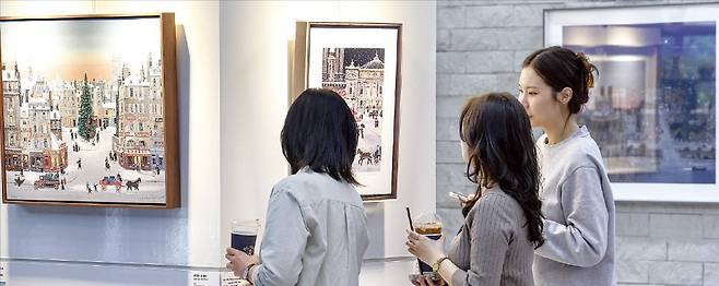 8일 서울 중림동 한국경제신문사 1층에서 열린 ‘미셸 들라크루아, 판화로 다시 만나는 파리의 벨 에포크’ 전시를 찾은 관람객들이 작품을 감상하고 있다. /임형택 기자