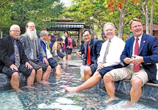 대전 유성온천을 찾은 관광객들이 온천을 즐기며 즐거운 한때를 보내고 있다. 유성구 제공