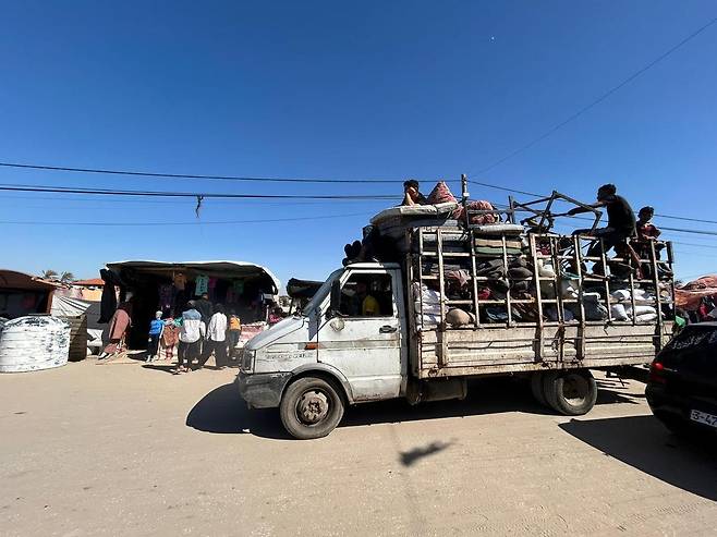 민간인들이 가자지구 최남단 도시 라파에서 탈출하고 있다. 사진=UNRWA 제공/연합뉴스