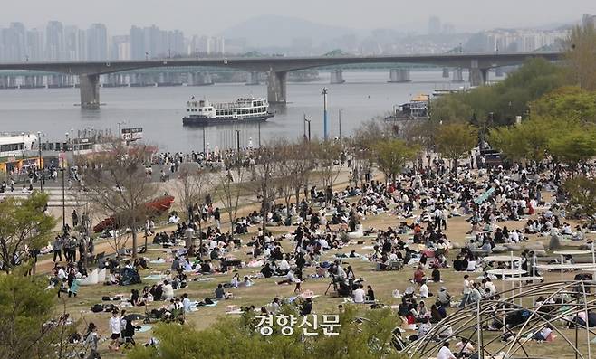 지난달 10일 서울 여의도 한강공원에서 시민들이 쉬고 있다. 김창길 기자