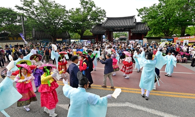 2023년 남원 광한루원 앞에서 열린 춘향제 대동길 놀이에서 시민과 관광객이 어우러져 춤을 즐기고 있다. 남원시 제공