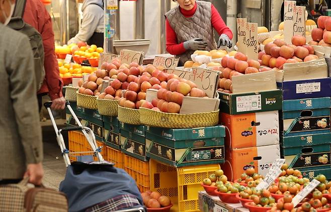 서울 한 전통시장에서 시민들이 과일을 고르고 있다. 연합뉴스