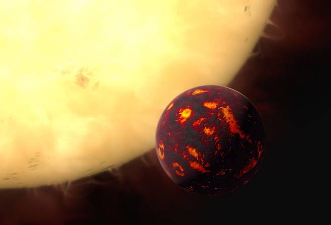 지구에서 41광년 떨어진 우주에 떠 있는 슈퍼지구 ‘55 캔크리 e’ 상상도(오른쪽 작은 천체). 이산화탄소와 일산화탄소로 이뤄진 대기가 존재하는 것으로 확인됐다. 미국 항공우주국(NASA)·유럽우주국(ESA) 제공