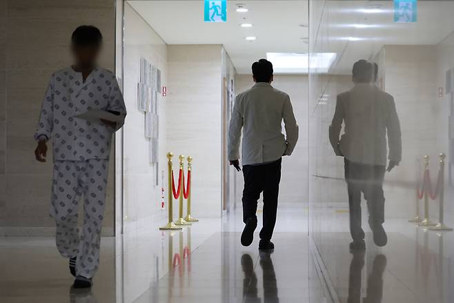 9일 오전 서울 시내 한 대학병원에서 환자와 의료 관계자가 이동하고 있다. 의대 정원 증원을 두고 의정갈등이 이어지고 있다. 연합뉴스