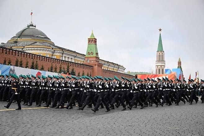 9일(현지시간) 러시아군이 모스크바 붉은광장에서 열병식을 하고 있다. AFP연합뉴스