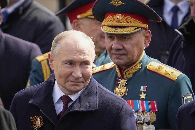 블라디미르 푸틴 러시아 대통령(왼쪽)이 9일(현지시간) 모스크바 붉은광장에서 열린 전승절 기념 열병식에 참석한 후 떠나고 있다. AP연합뉴스