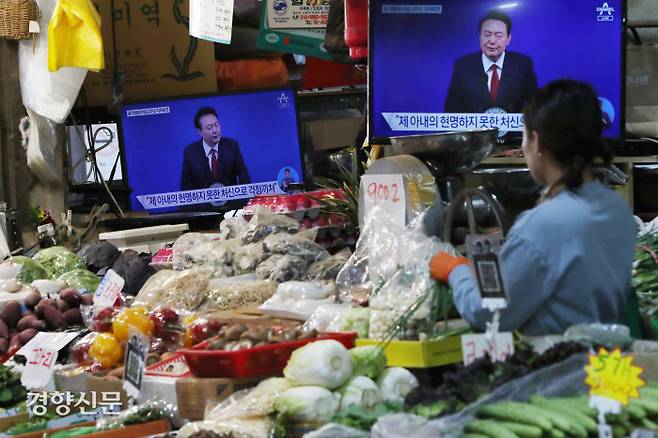 살림 펼 얘기 나올까 서울 서대문구 인왕시장에서 9일 한 상인이 TV로 생중계되는 윤석열 대통령 취임 2주년 기자회견 중 김건희 여사 명품백 수수 의혹에 대한 윤 대통령의 발언 모습을 바라보고 있다. 한수빈 기자 subinhann@kyunghyang.com