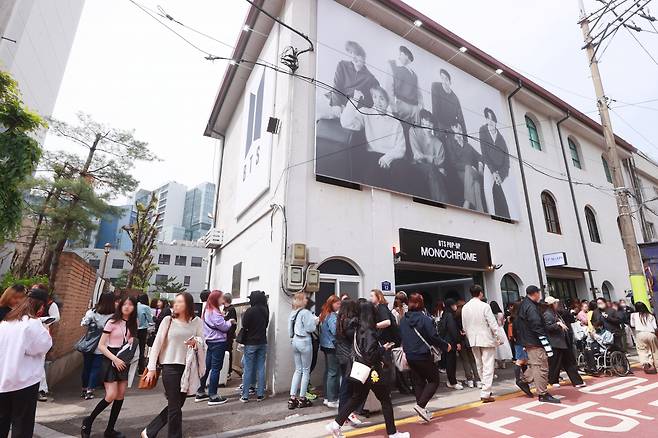 Fans wait in line to enter the BTS pop-up store, "Monochrome," in Seongdong-gu, Seoul on April 26. (Yonhap)