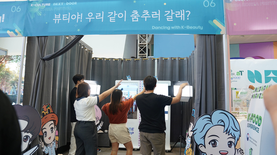 Visitors experiencing Korean beauty culture during the 2024 Korea Festival in Manila. [MINISTRY OF CULTURE, SPORTS AND TOURISM]