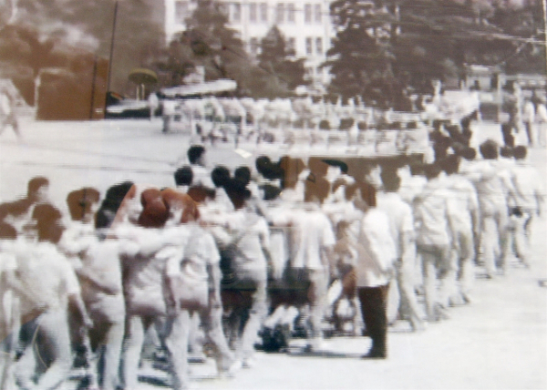 1980년 5월 27일 당시 전주 신흥고 학생 1500여명이 운동장에서 S자를 그리며 “독재 정권 물러가라”를 외치고 있는 모습. 신흥고 제공