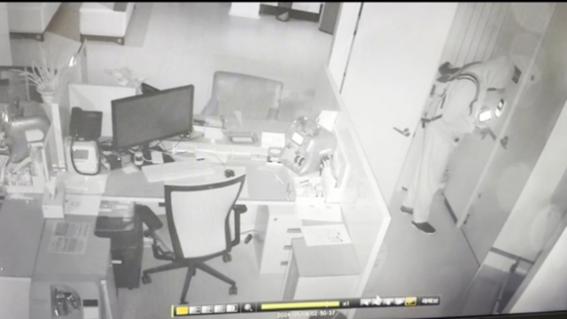피의자가 금융기관 내에서 현금인출기를 터는 모습이 포착된 CCTV 장면. 원주경찰서 제공