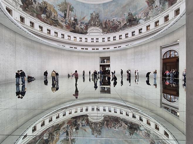 파리의 관람객들이 바닥에 누고 거울 위를 걸으며 김수자의 ‘호흡’을 체험하고 있다. [김슬기 기자]