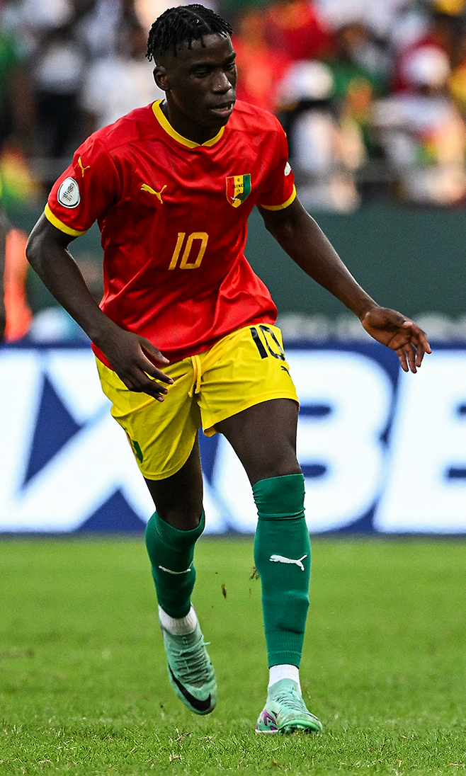 모리바 쿠루마가 2024년 제34회 아프리카축구연맹 네이션스컵 본선 24강 C조 세네갈전에서 기니 에이스를 상징하는 10번 유니폼을 입은 채 뛰고 있다. 사진=AFP=연합뉴스 제공