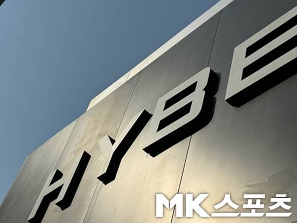 하이브와 그룹 뉴진스가 속한 어도어 민희진 대표 간의 대립이 장기화되는 가운데 뉴진스 팬덤이 하이브 사옥 앞에서 트럭 시위를 펼치며 불편한 심기를 드러냈다. / 사진 = 손진아 기자