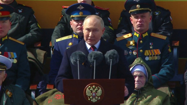 블라디미르 푸틴 러시아 대통령이 제2차 세계대전 전승기념일 열병식에 참석해 강경한 입장을 드러냈다. 사진은 9일(현지시간) 러시아 모스크바 붉은 광장에서 열린 열병식에서 연설하는 푸틴 대통령. /사진=로이터