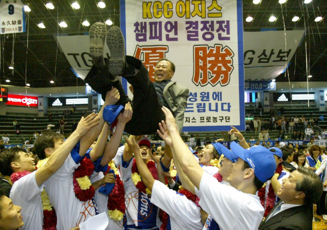 지난 2004년 KCC가 챔피언 결정전에서 우승했을 당시 선수단이 고 정상영 명예회장을 헹가래 치고 있는 모습.
