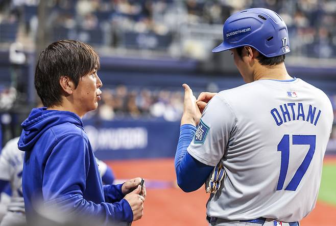 서울 고척스카이돔에서 열린 미국프로야구(MLB) 공식 개막전 LA다저스 대 샌디에이고 파드리스 1차전 경기에서 LA다저스 오타니 쇼헤이와 당시 통역사 미즈하라 잇페이가 대화를 나누고 있다. [연합]