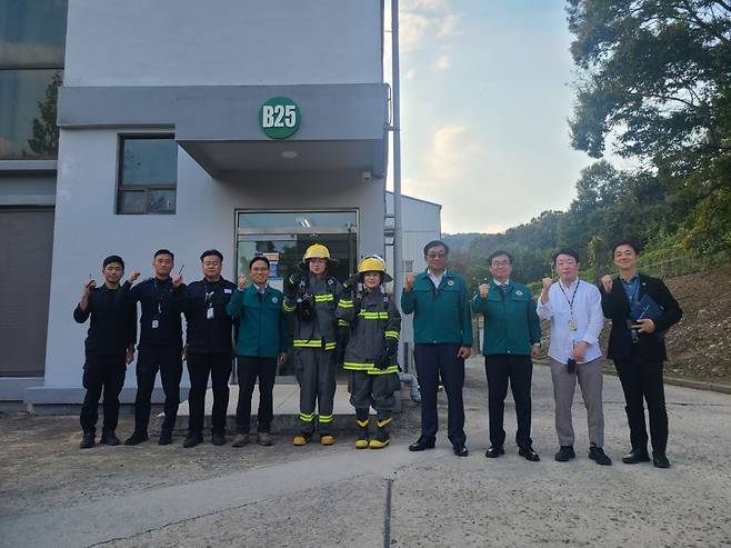 주한규 한국원자력연구원장(오른쪽에서 네번째)이 자체 화재 진압 훈련에 참석하고 있다.[한국원자력연구원 제공]