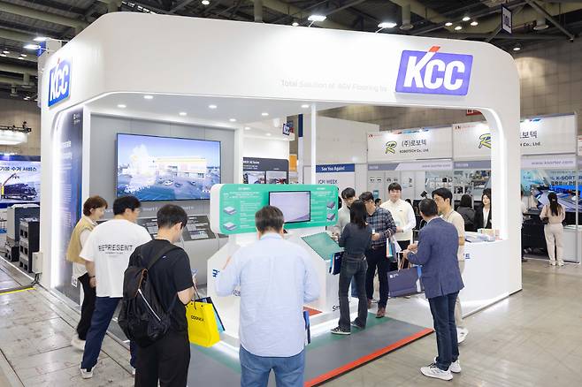 KCC가 최근 열린 물류산업대전에 페인트 업체로는 유일하게 참여해 물류로봇 전용 바닥재 토털 솔루션과 유기 수성 내화도료를 선보였다. [KCC 제공]