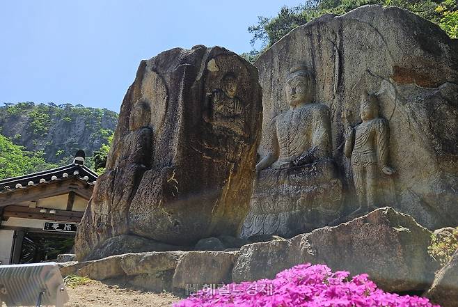 칠불암에는 암석을 깎아 만든 여러 석상들이 있다.