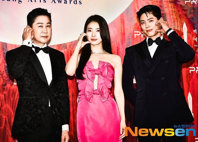 좌 신동엽, 우 박보검의 가운데 선 수지,  사랑스러운 핑크빛 드레스로 존재감 입증