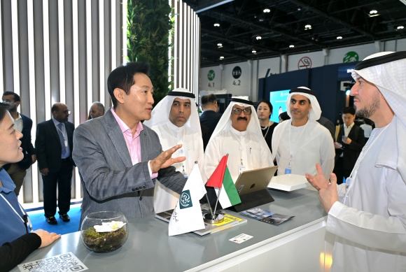 8일(현지시간) 아랍에미리트(UAE) 아부다비 국립전시센터에서 열린 (연례투자회의(AIM)에서 오세훈(왼쪽 첫번째) 서울시장이 UAE관을 찾아 관계자들과 이야기를 하고 있다.  서울시 제공