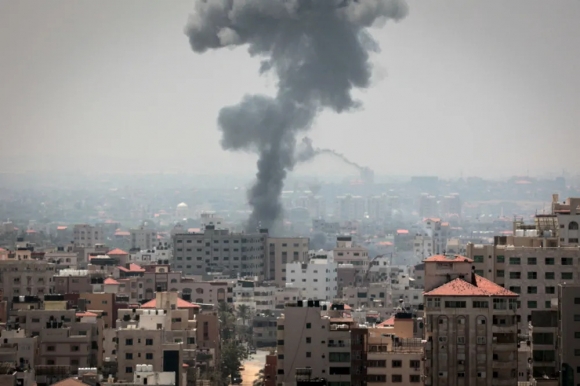 가자지구 북부 최대 도시인 가자시티에서 이스라엘 전투기의 공습 이후 한 건물 위로 연기가 피어오르고 있다. / 사진=아티아 모하메드