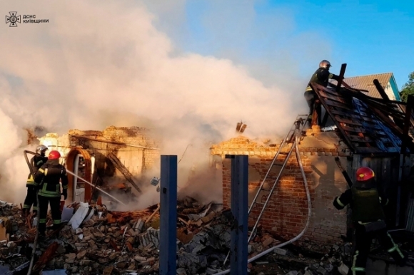 8일(현지시간) 러시아의 공습을 받은 우크라이나 키이우 지역에서 구조대원들이 진화작업을 하고 있다. AFP 연합뉴스