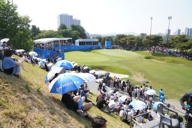 지난해 대회 최종일 18번 홀에서 주인공의 탄생을 기다리는 갤러리들.