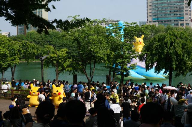 4일 ‘포켓몬 타운 2024’ 현장을 찾은 시민들. 문예빈 기자