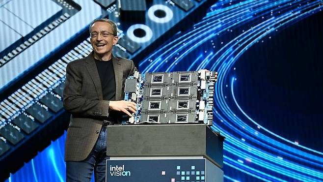 4월9일 ‘인텔 비전 2024’ 행사에서 팻 겔싱어 인텔 CEO가 가우디3을 공개하고 있다. ⓒ인텔 제공