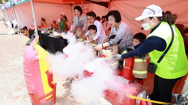 지난해 개최된 과천시 '어린이 안전축제'에서 어린이들이 소화기 체험을 하고 있다. ⓒ과천시 제공