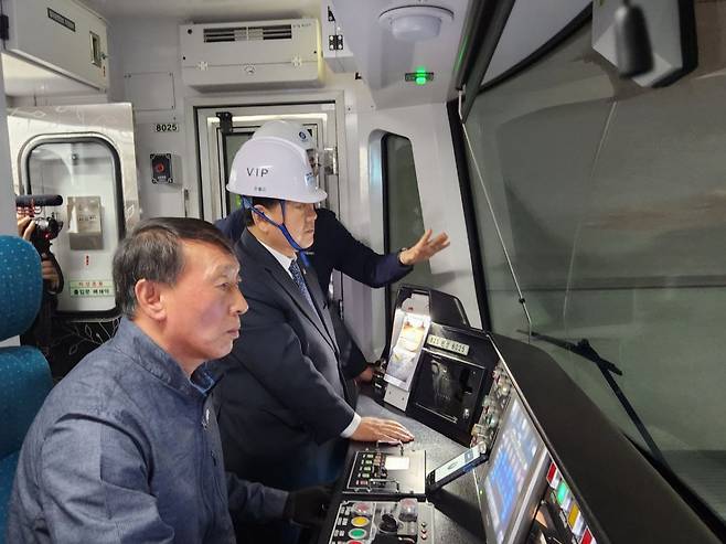 더불어민주당 김병주 의원(윈쪽 두번째)이 지난 8일 지하철 8호선 별내선 연장구간인 별내역에서 새로 개통되는 암사역사공원역까지 시승하며 안전 점검을 하고 있다. 사진제공 ㅣ김병주 의원실