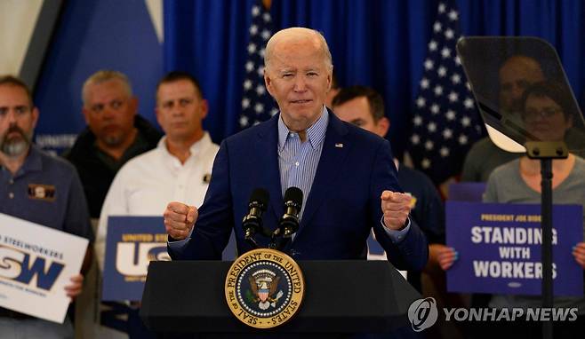 철강노동자들을 만난 바이든 미국 대통령 [AFP 연합뉴스 자료사진. 재판매 및 DB 금지]