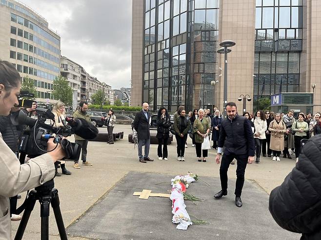 브뤼셀 EU 본부 앞에서 가자전쟁 항의 시위를 하는 EU 직원들  [프리랜서 기자 로지 버차드 X 게시물 캡처]