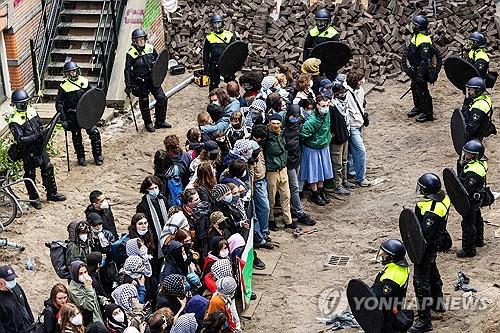 둘러싸인 암스테르담대 학생 시위자들  [EAP=연합뉴스 자료사진. 재판매 및 DB금지]