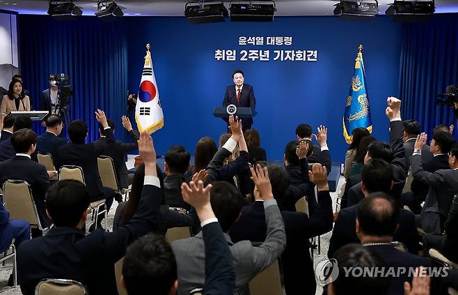 대통령에게 질문하기 위해 (서울=연합뉴스) 홍해인 기자 = 윤석열 대통령이 9일 오전 서울 용산 대통령실 청사 브리핑실에서 열린 '윤석열정부 2년 국민보고 및 기자회견'에서 질문을 위해 손을 든 기자들의 모습을 바라보고 있다. 2024.5.9 hihong@yna.co.kr