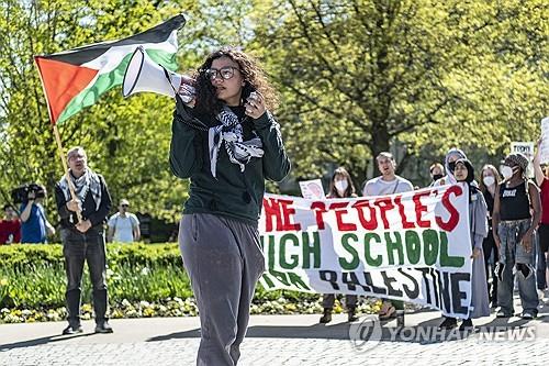 지난 3일 미국 아이오와 시티에서 열린 집회에서 전쟁 중단을 촉구하고 있는 고교생 [AP=연합뉴스 자료사진. 재판매 및 DB금지]