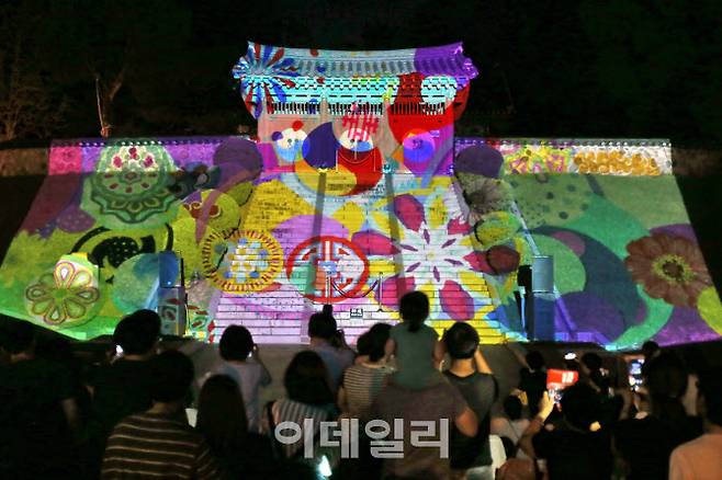 충북 청주시 청주향교를 배경으로 한 ‘미디어파사드’ (사진=청주시문화산업진흥재단)