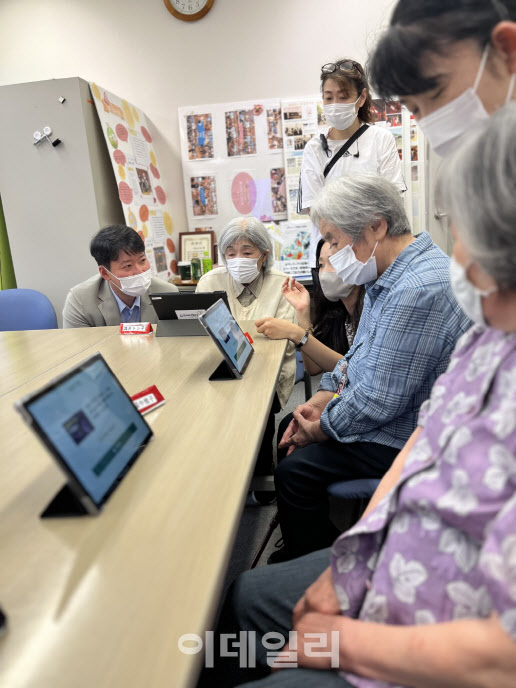 한승현 로완 대표(가장 왼쪽)가 일본에서 디지털 치료제 ‘슈퍼브레인’ 시범사업에 참여하고 있는 치매 환자들을 살피고 있다.(제공= 로완)
